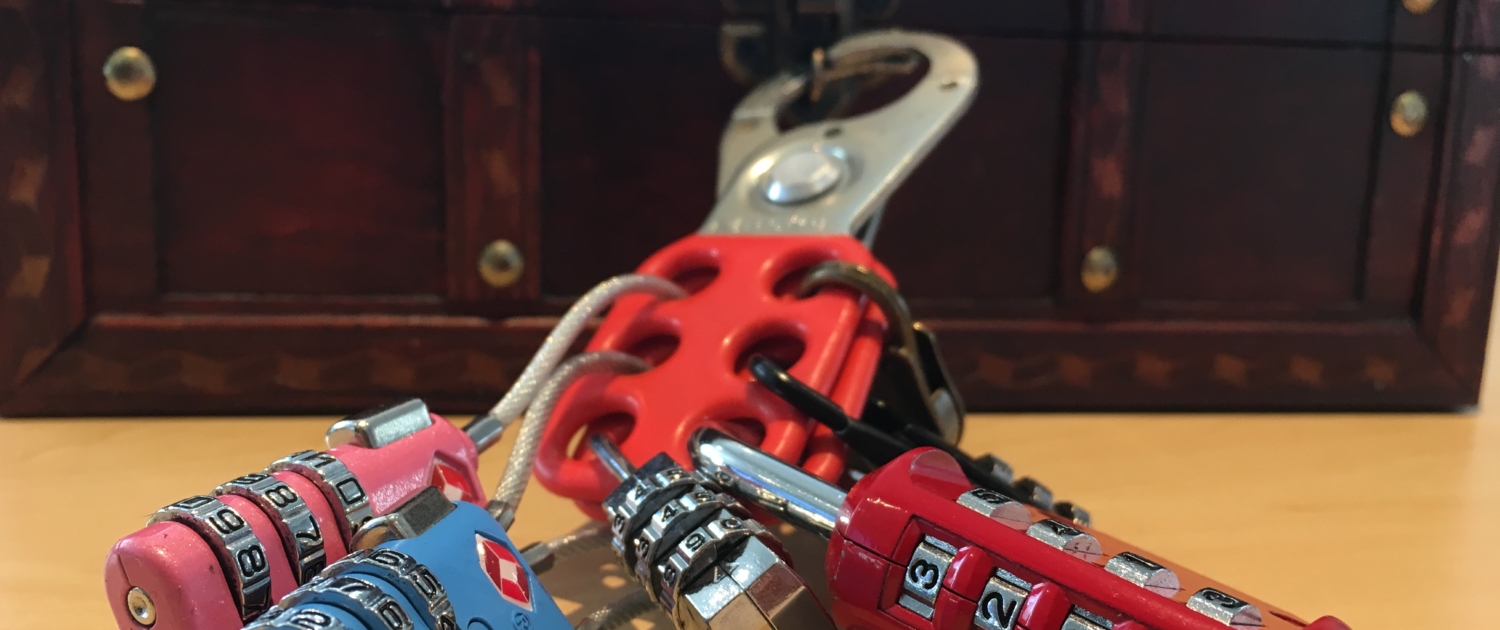 Viele Vorhängeschlösser verschließen eine Truhe. So entsteht der BreakoutEdu / Escape Room im Klassenzimmer.
