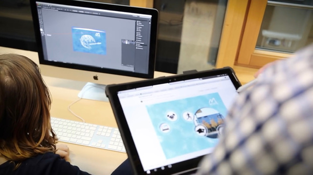 Digitales Spielzimmer: Situation in Digitalem Spielzimmer, man sieht zwei Bildschirme