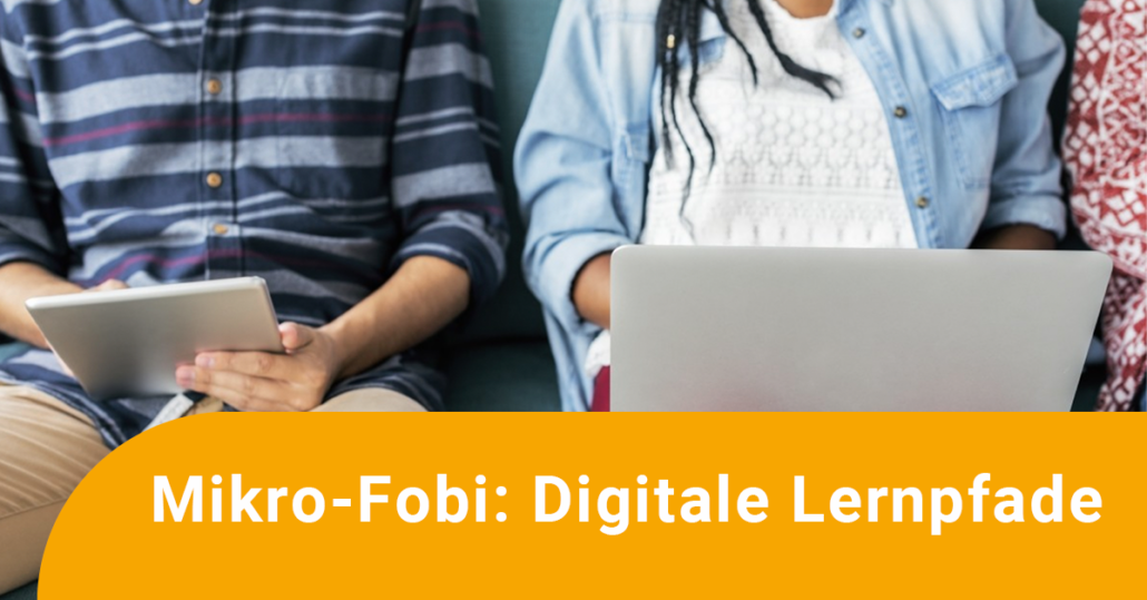 mikrofobi-Lernpfade (1) Kinder arbeiten an einem Tablet und einem Laptop, darüber der Text: Mikro-Fobi: Digitale Lernpfade