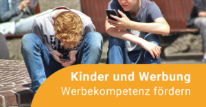 Online Fortbildung Werbekompetenz Zwei Jungen schauen auf ihre Smartphones