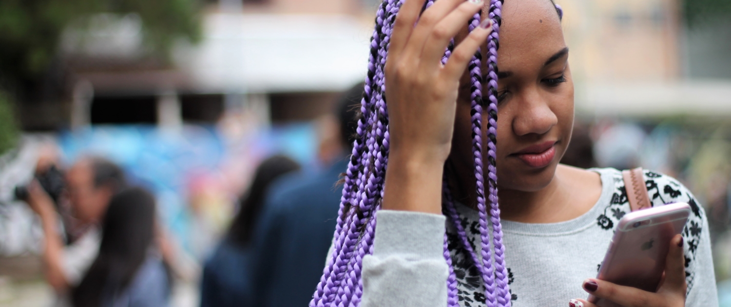 Mädchen schaut auf ihr Smartphone