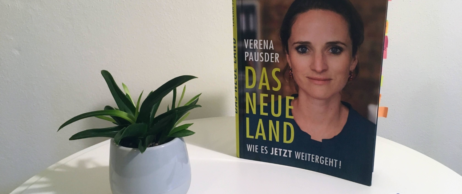 Buch "Das Neue Land" von Verena Pausder steht auf Tisch