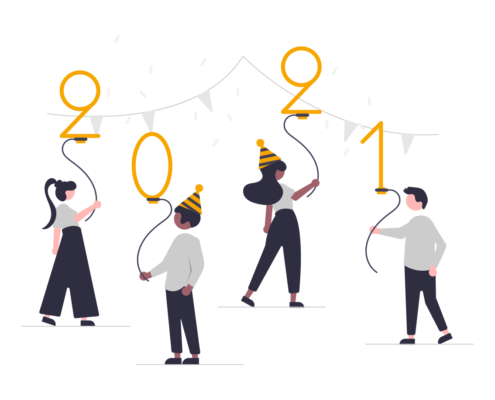 Digitale_Bildung_2021 Vier Menschen halten einen Luftballon in der Hand und feiern das neue Jahr 2021.