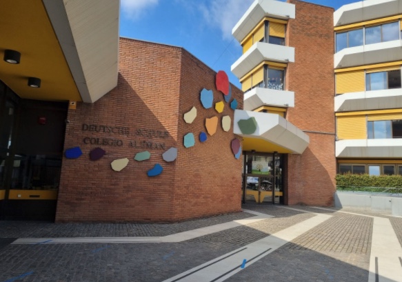 Foto des Eingangs der Deutschen Schule in Barcelona