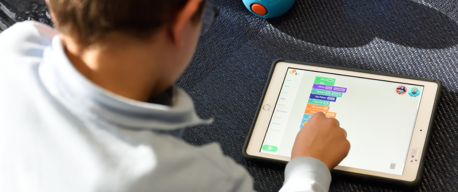 Kind programmiert auf iPad