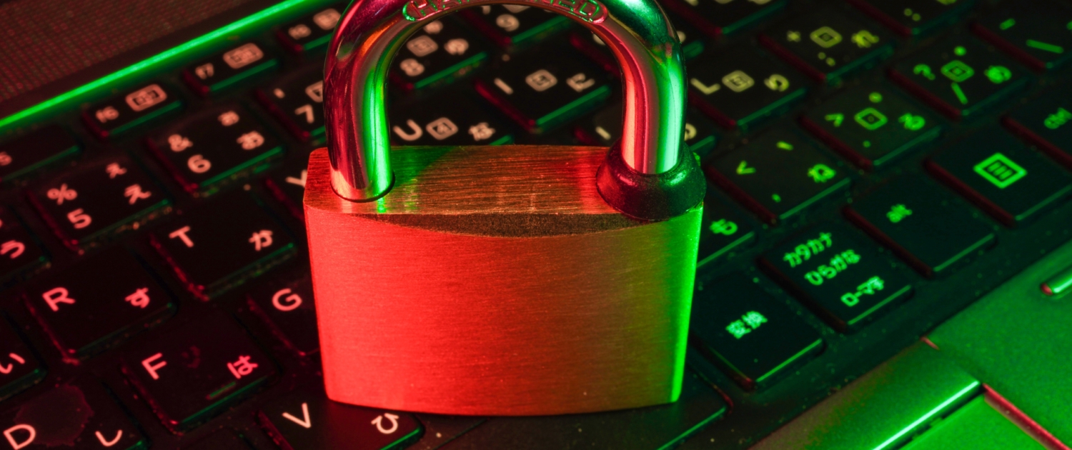 Foto von einem Schloss auf einer Tastatur