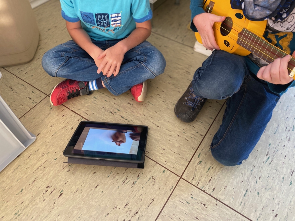 Jahrgangsübergreifender Unterricht: Kinder arbeiten und musizieren gemeinsam