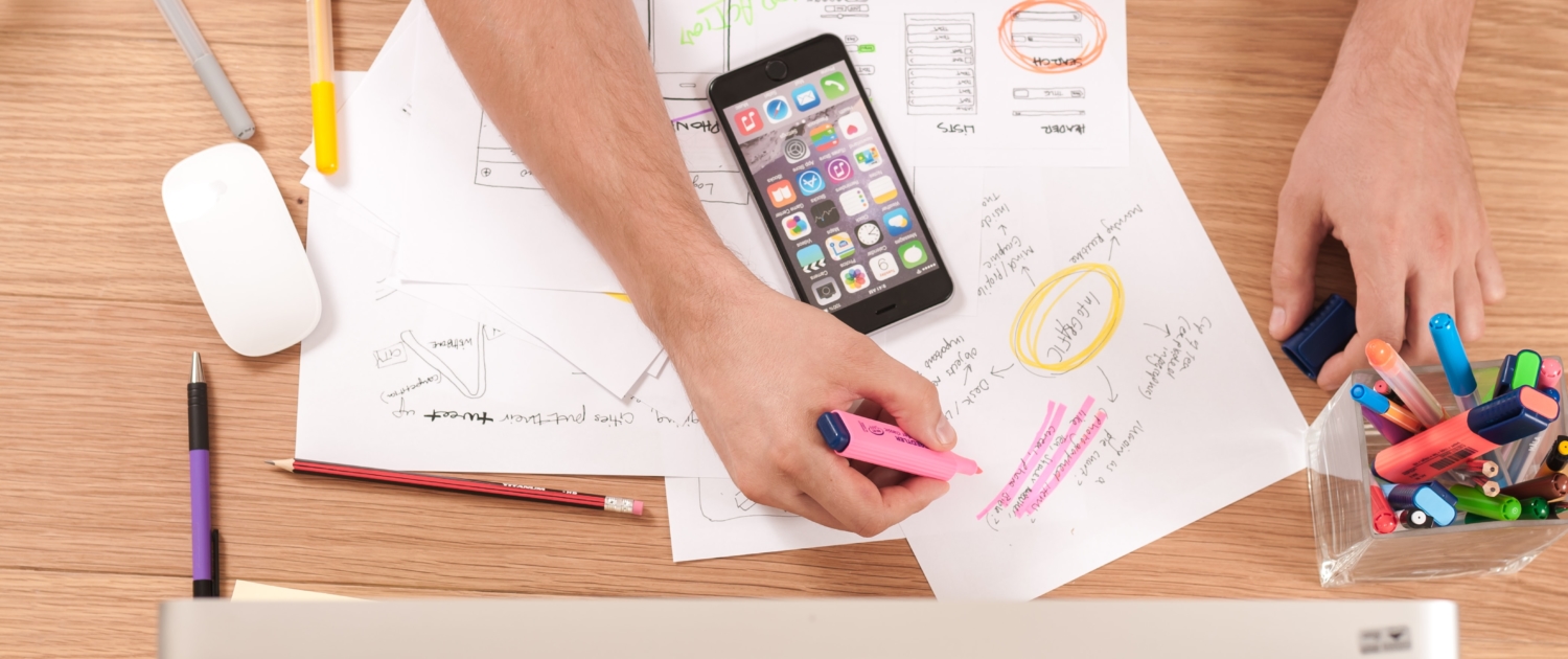 Person sitzt vor Computer