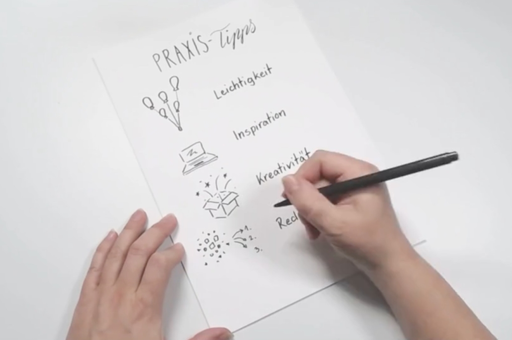 Visuelle Kommunikation Blog 2 Frau schreibt auf Papier