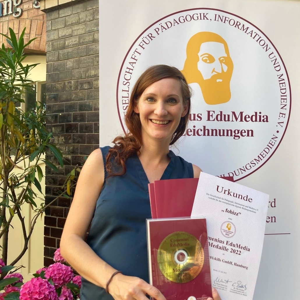 Comenius_Award Gründerin Theresa Grotendorst mit den beiden Urkunden