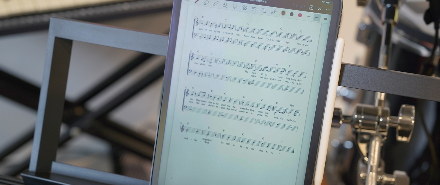 iPad auf Notenständer, das einen Notensatz zeigt.