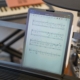 iPad auf Notenständer, das einen Notensatz zeigt.