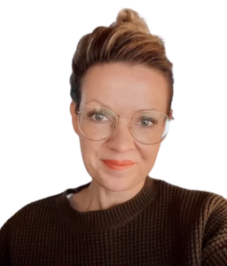 Portrait Christina Bradtke, Frau mit Dutt und Brille