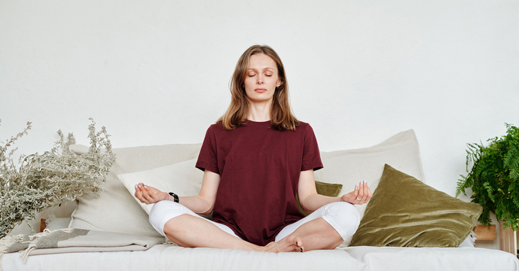 Frau meditiert achtsam