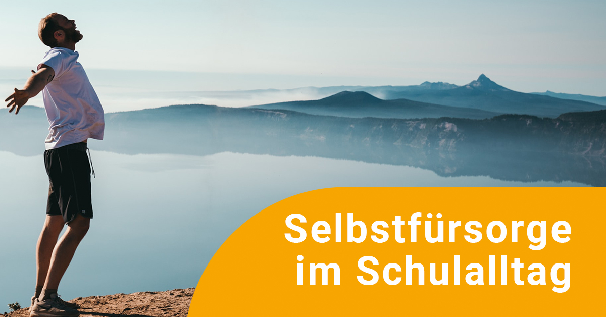 nsch steht auf dem Gipfel eines Berges mit Ausblick.