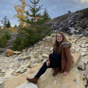 Ann_Kathrin_Pfister Person sitzt auf Steinen