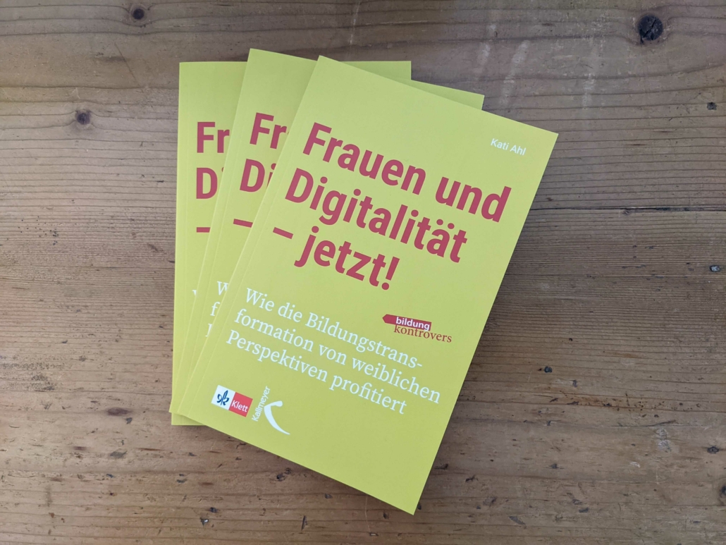 Bild_Frauen_und_Digitalität Bild von Büchern, die auf einem Tisch liegen