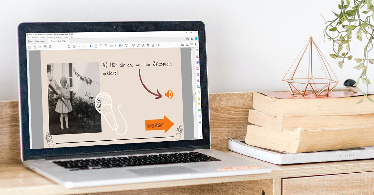 Computer auf einem Schreibtisch mit Büchern und Pflanze