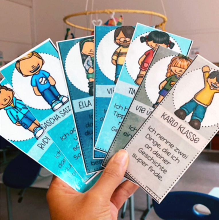 Online Fortbildung: Alternative Leistungserhebung in der Grundschule Karten Eine Hand hält verschiedene Karten hoch.