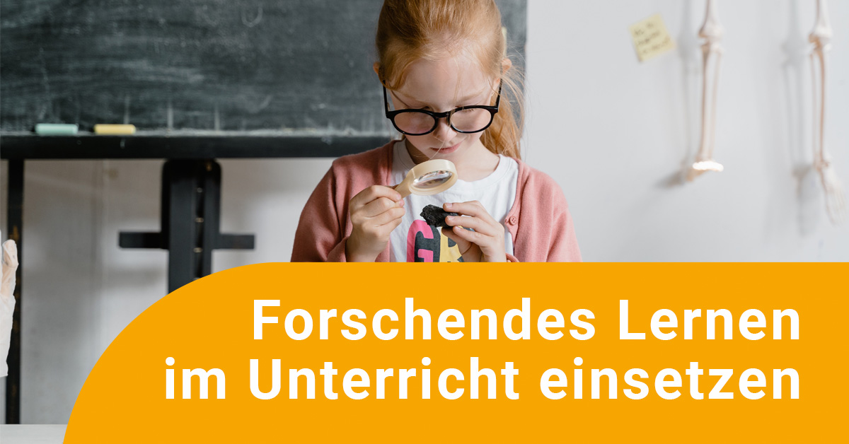 Online Fortbildung: Forschendes Lernen Eine Schülerin untersucht mit einer Lupe einen Stein im Klassenraum