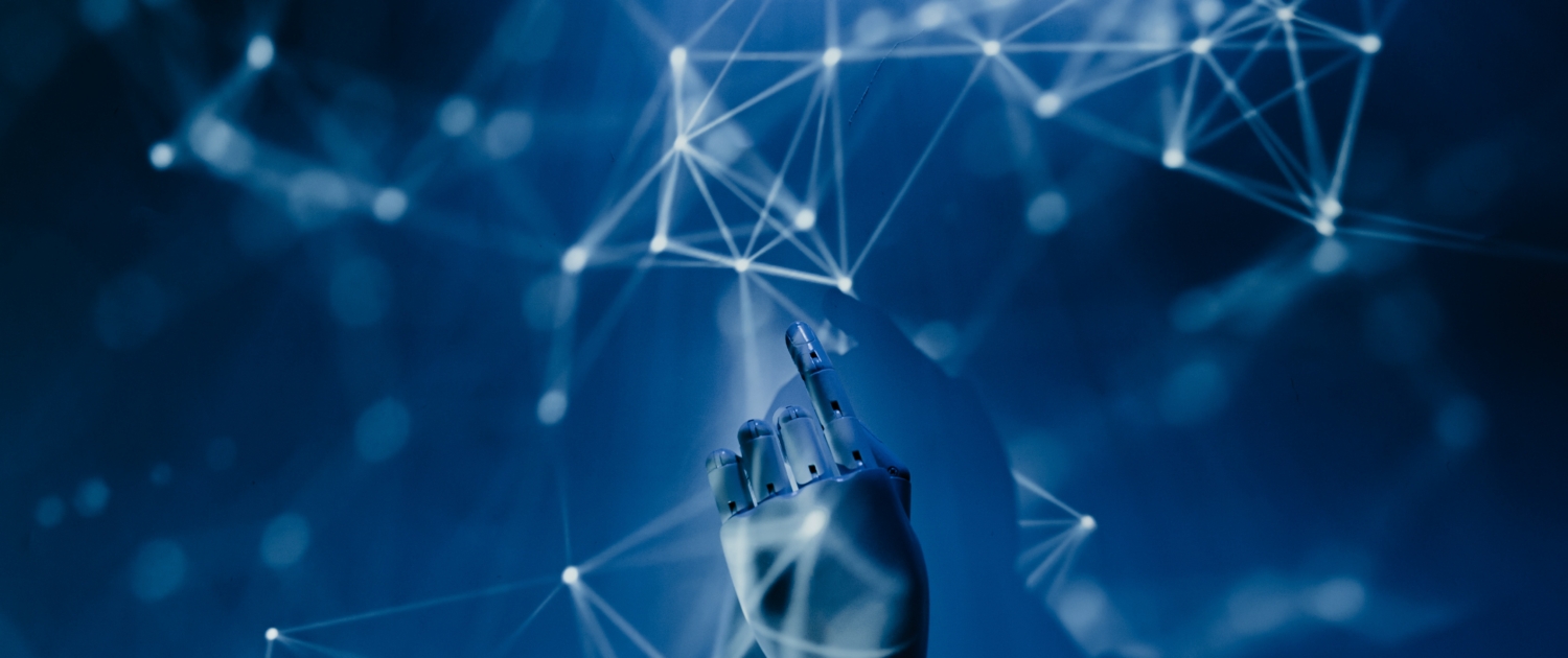 Bild einer Roboter-Hand mit Lichtstrahlen, die wie ein Netz aussehen.