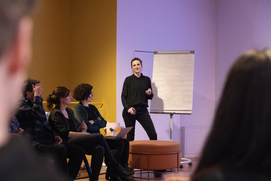 fobizz_Diana_Knodel_4_work_©_Katrin_Schöning Diana Knodel vor einem Flipchart.