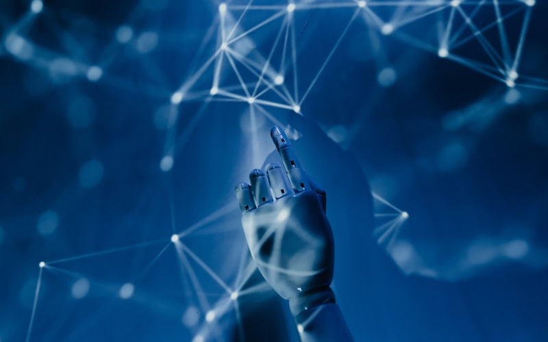 Zusatzqualifikation-KI Vorschaubild der Zusatzqualifikation KI für Lehrkräfte: Hand eines Roboters in einem Neuronennetz