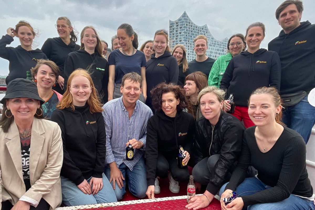 header_fobizz_Team_Bootsfahrt fobizz Team auf einem Boot mit der Elbphilharmonie im Hintergrund